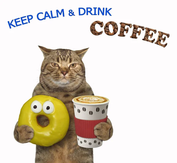 Bej Kedi Kırmızı Bir Fincan Koyu Kahve Pembe Isırılmış Bir — Stok fotoğraf