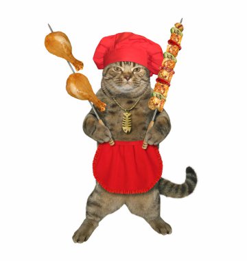 Kırmızı üniformalı bej bir kedi üzerinde altın balık kemiği kolyesi olan ızgara etle birlikte iki çelik şiş tutuyor. Beyaz arka plan. İzole edilmiş.