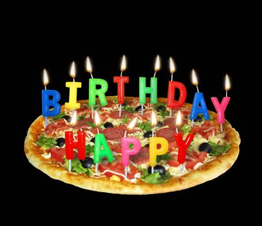 Çok renkli yanan mumları olan bir tatil pizzası var. İyi ki doğdun Siyah arka plan. İzole edilmiş.