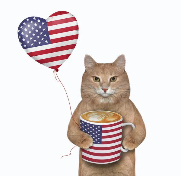 这只姜猫爱国者拿着一大杯咖啡和一个印有美国国旗图案的心形气球 白色背景 被隔离了 — 图库照片