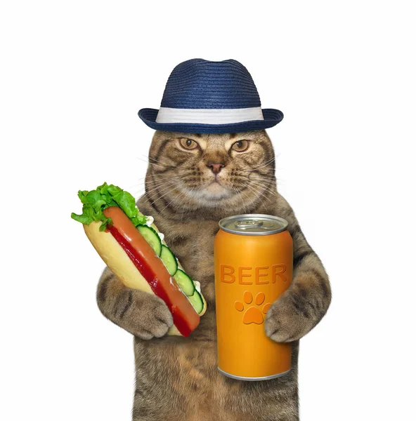 戴帽子的米色猫吃着热狗 喝着罐头里的啤酒 白色背景 被隔离了 — 图库照片