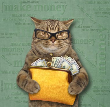 Gözlüklü bej kedi dolar dolu büyük sarı bir deri çanta tutuyor. Bej arkaplan.