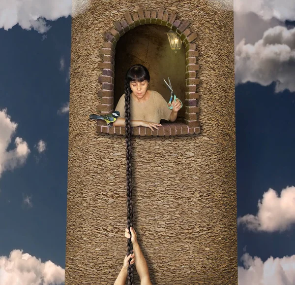 Чоловік Піднімається Косу Високої Вежі Його Кохана Тримає Ножиці — стокове фото