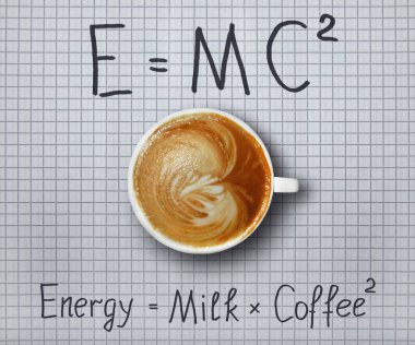 Krem şantili bir fincan kahve kareli kağıt bir çarşafın üzerinde komik formüllerle..