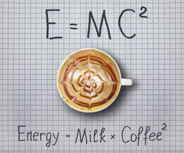 Krem şantili bir fincan kahve kareli kağıt bir çarşafın üzerinde komik formüllerle.. 