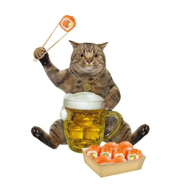 一只米色的大眼睛猫喝着一大杯啤酒 用筷子吃寿司 白色背景 被隔离了 — 图库照片