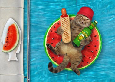 Kırmızı şapkalı bej bir kedi şişme karpuz halkasının üzerinde yatıyor ve yüzme havuzunda biralı Fransız sosislisini yiyor..