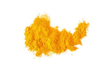 Beyaz arka plan üzerinde zerdeçal tozu (Curcuma). Beyaz izole. Metin veya yazıt için boş alan.