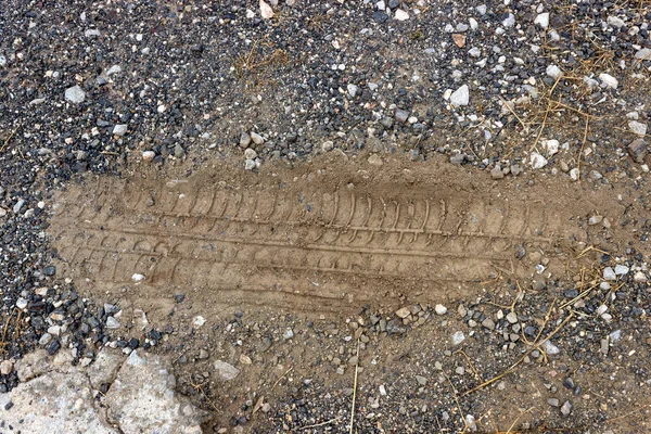  Araba tekerlek toprak yol üzerinde iz. Suç mahallinden kanıt.