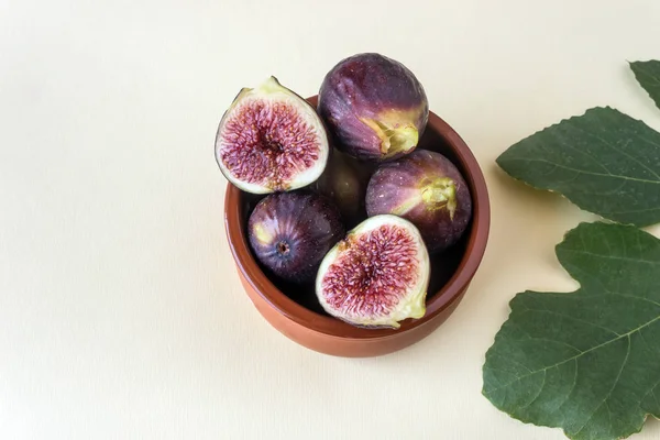 Fresh Ripe Figs Small Ceramic Bowl Next Carved Green Leaf — Stock Photo, Image