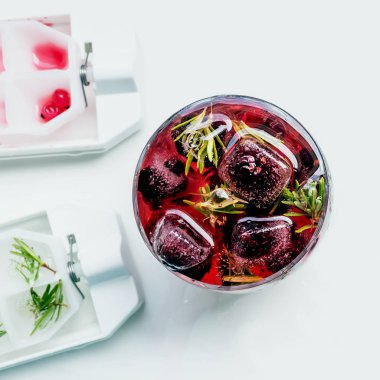 Buz (ahududu, böğürtlen, kırmızı ve siyah kuş üzümü) dondurulmuş çilek kokteyli. Yaz soğuk içecek yenileniyor. Seçici odak. Kopya alanı.