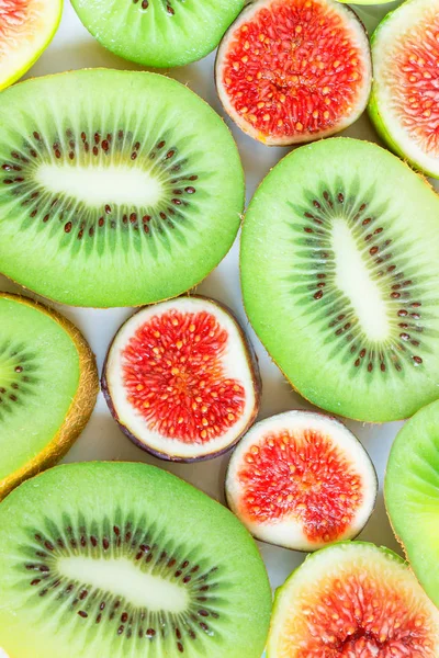 Fondo Frutas Rodajas Trozos Jugoso Kiwi Verde Higos Rojos — Foto de Stock