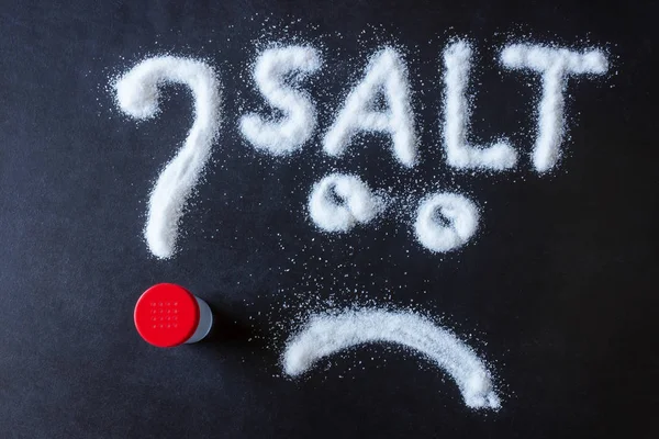 소금은 표면에 흩어져 있습니다 그려진된 물음표 다이어트 설탕의 소비에서 건강에 — 스톡 사진