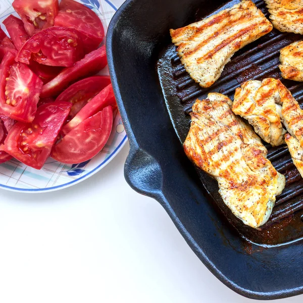 Pechuga Pollo Asada Sartén Vista Superior Tomates Maduros Rodajas — Foto de Stock