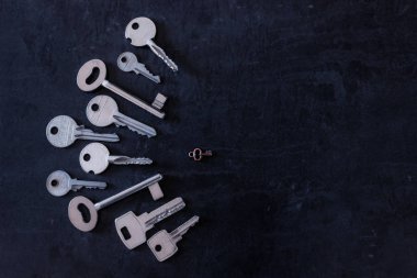  Bir kilit ve adl anahtar taşı. Seçim, çeşitli çözümleri kavramı.