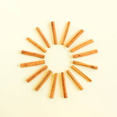 Yaratıcı ve minimalist tarçın bir yıldız ya da güneş şeklinde bileşimi. Kavram-yemek, baharatlar, Noel ruh hali.