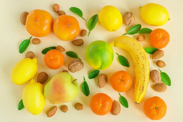 Kreatív Összetétele Különböző Gyümölcsök Szaftos Friss Citrusfélék Alma Banán Datolyaszilva — Stock Fotó