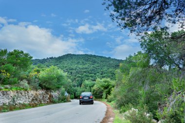 Seyahat, dağlarda güzel bir doğal yolda araba. Kavram-gezi, turizm, tatil.