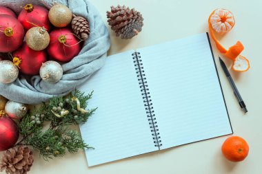2019 gol. Noel süslemeleri, koni ve mandalina yanında Not Defteri'nde listelemek için. Dilek ve rüyalar, şenlikli ruh kavramı, yeni yıl, yılbaşı, planlama.