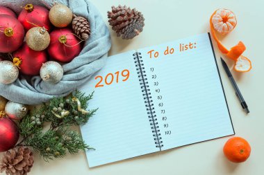 2019 gol. Noel süslemeleri, koni ve mandalina yanında Not Defteri'nde listelemek için. Dilek ve rüyalar, şenlikli ruh kavramı, yeni yıl, yılbaşı, planlama.