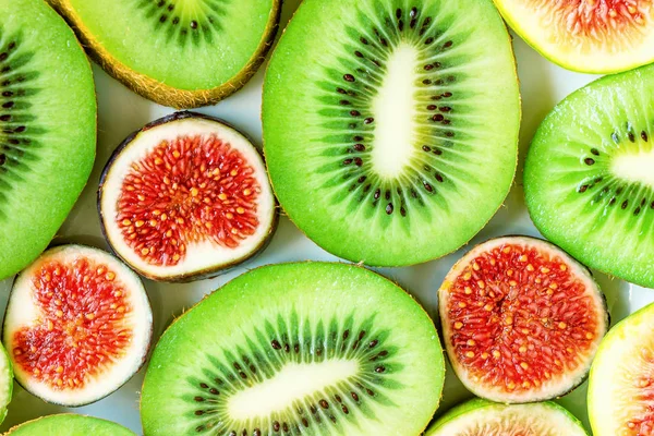 Fond Fruits Tranchés Tranches Kiwi Vert Juteux Figues Rouges — Photo