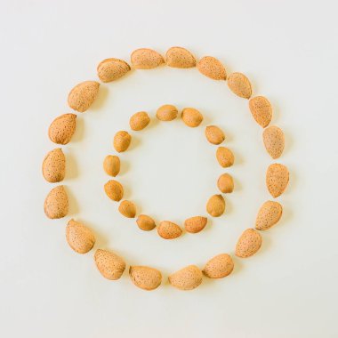 Badem fındık yaratıcı ve minimalist kompozisyon düzeni. Kavram - sağlıklı yaşam tarzı, vejetaryenlik, çiğ gıda, bitkisel protein.