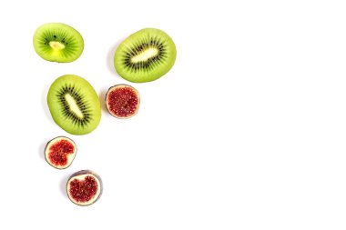 Dilimlenmiş meyve. Sulu yeşil kivi ve kırmızı incir dilimleri. Beyaz izole.