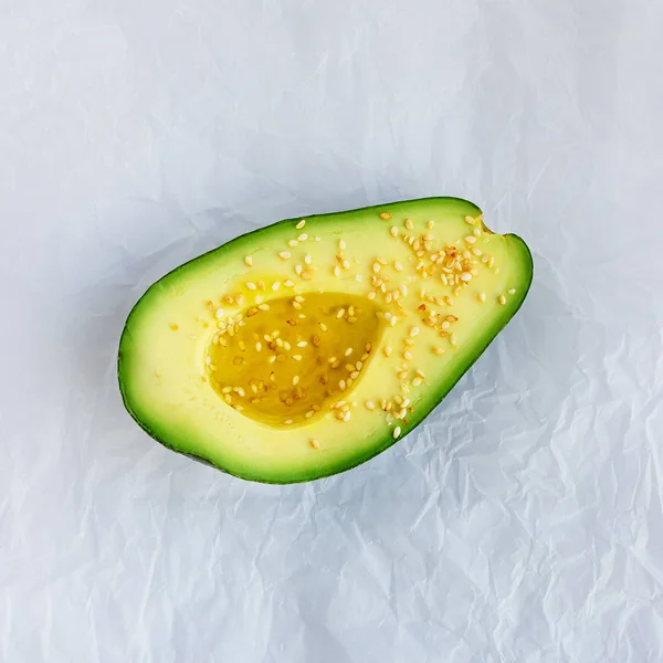 Rijpe Avocado Perkamentpapier Concept Gezonde Voeding Vegetarisme Rauwkost Een Bron — Stockfoto