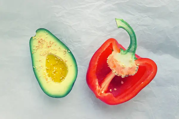 Hälften Reife Avocado Und Roter Paprika Auf Pergamentpapier Das Konzept — Stockfoto