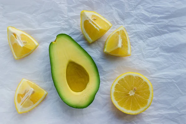 Rijpe Avocado Sappig Citroen Segmenten Perkamentpapier Concept Gezonde Voeding Vegetarisme — Stockfoto