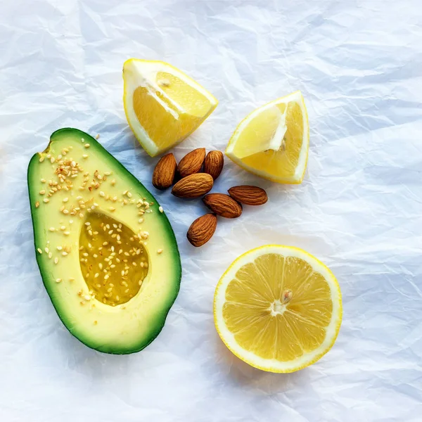 Olgun Avokado Badem Sulu Limon Dilimleri Parşömen Kağıt Üzerinde Kavram — Stok fotoğraf