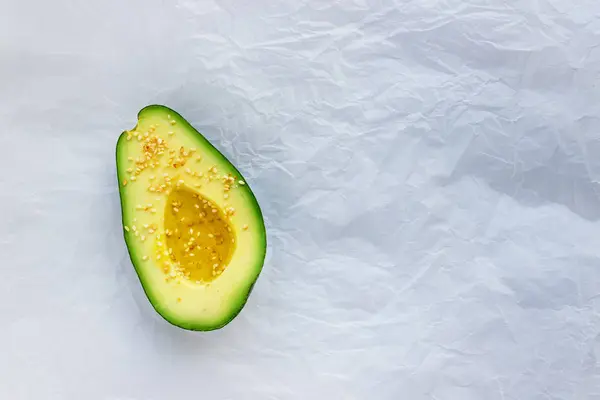 Rijpe Avocado Perkamentpapier Concept Gezonde Voeding Vegetarisme Rauwkost Een Bron — Stockfoto