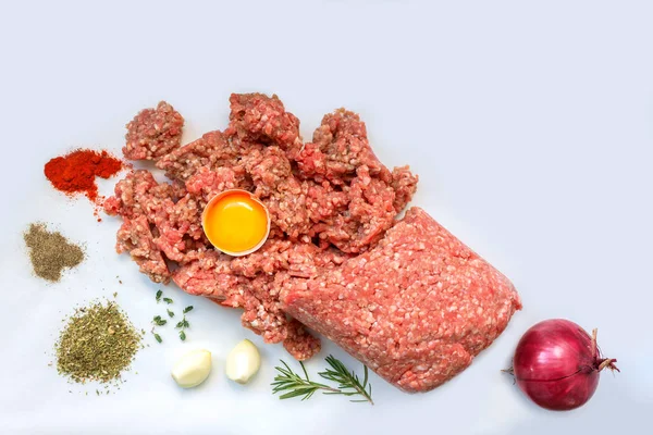 Carne Picada Cruda Con Pimienta Huevo Hierbas Especias Para Cocinar —  Fotos de Stock