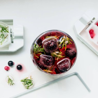 Buz (ahududu, böğürtlen, kırmızı ve siyah kuş üzümü) dondurulmuş çilek kokteyli. Yaz soğuk içecek yenileniyor. Seçici odak. Kopya alanı.