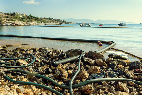 Утечка нефти. Экологическая катастрофа Бомба сдерживания является временным плавающим барьером, используемым для сдерживания разлива нефти.