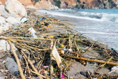 Doğal afet yağmur tarafından neden oldu. Deniz kirliliği. Plaj kirletici atık çöp ve ev içi kullanımına yönelik.
