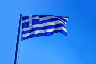 Güzel bir mavi gökyüzü Yunanistan bayrağı. Diplomasi kavramı, uluslararası ilişkiler.