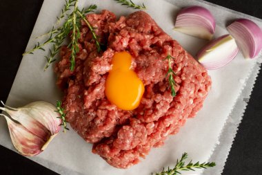 Çiğ kıyma biber, yumurta, otlar ve baharatlar pirzola, hamburger, köfte yemek pişirmek için. Kavram-yemek, yemek tarifleri, lezzetli yemekler. 