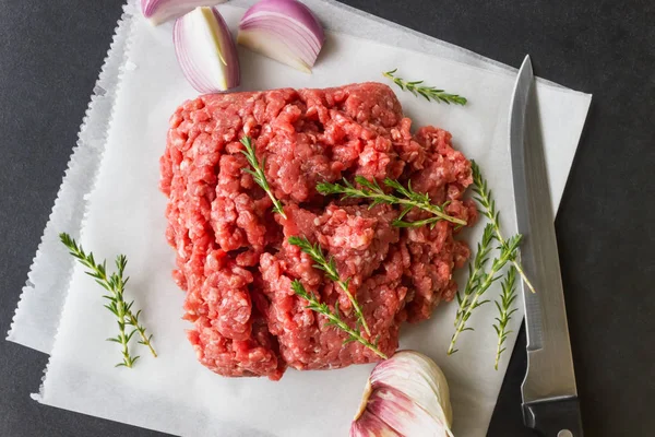 Carne Picada Crua Com Tomilho Especiarias Para Cozinhar Costeletas Hambúrgueres — Fotografia de Stock