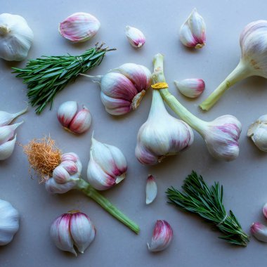 Genç sarımsak, kırmızı soğan ve hafif arka planda taze biberiye. Konsept: Organik sebzeler, sağlıklı yiyecekler..