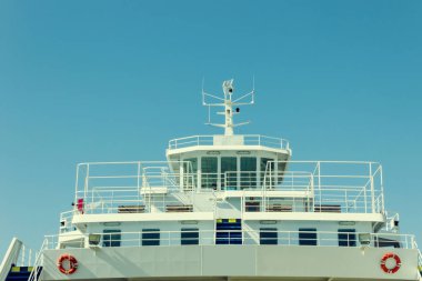  Büyük araba-feribot limandemirli. Deniz limanında büyük bir gemi. Kavram- tatil, seyahat, ulaşım.