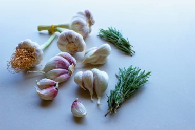 Genç sarımsak, kırmızı soğan ve hafif arka planda taze biberiye. Konsept: Organik sebzeler, sağlıklı yiyecekler. Seçici odak