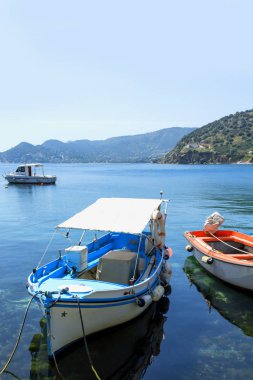 Salamina Adası Körfezi'nde geleneksel balıkçı tekneleri, Yunanistan.