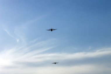 Mavi gökyüzünde iki askeri uçak. Berrak güneşli bir gün.