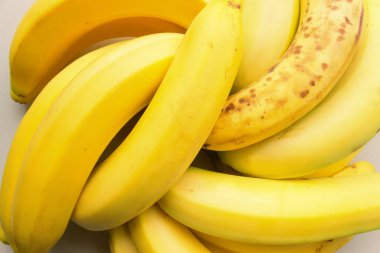 Hafif bir arka planda olgun muz demeti. Konsept- organik meyve, sağlıklı gıda.