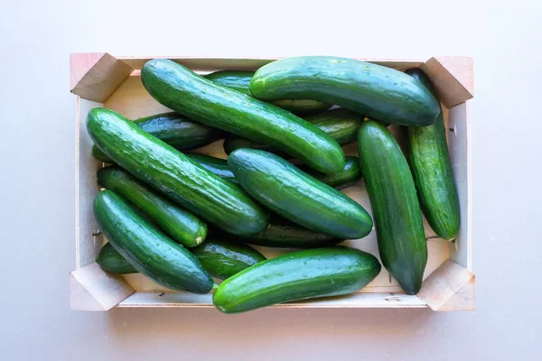 Komkommers Een Houten Kist Concept Verse Biologische Groenten Gezond Eten — Stockfoto