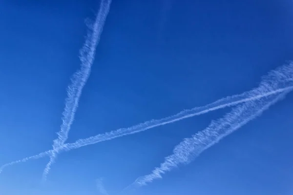 Mavi gökyüzünde uçak iz. Güneşli bir gün. Yunanistan. Kavram-seyahat, tatil, geoengineering ve chemtrails. 