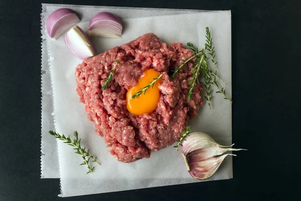 Carne Picada Cruda Con Pimienta Huevo Hierbas Especias Para Cocinar —  Fotos de Stock