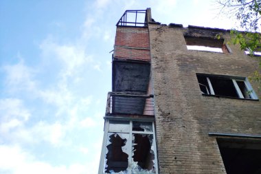 Kırık pencereleri ve hasarlı duvarları olan ev. Kavram- savaş, yıkım, felaketler, acil durumlar.