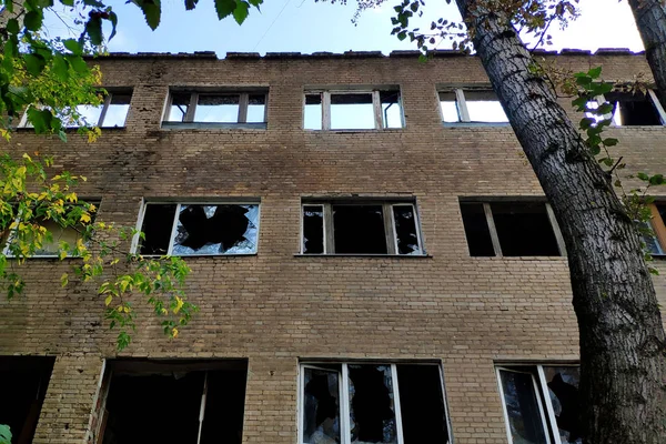 Kırık Pencereleri Hasarlı Duvarları Olan Kavram Savaş Yıkım Felaketler Acil — Stok fotoğraf